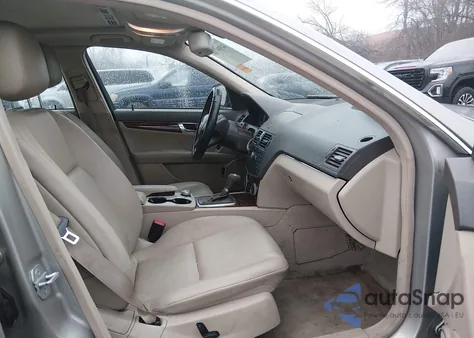 2009 Mercedes-Benz C 300 Luxury 4Matic/Sport 4Matic z USA, uszkodzony, nr VIN WDDGF81X89R070531